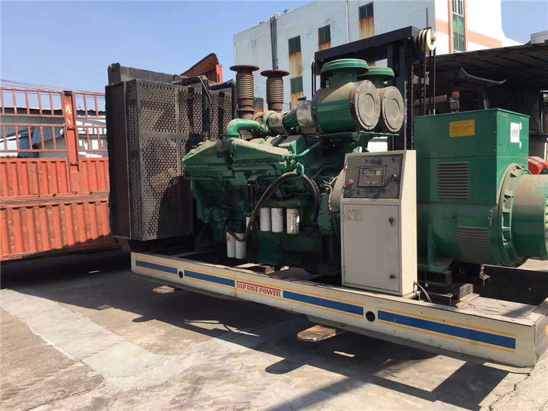 雁峰如何判断柴油发电机组的机油温度是否达到了合适的预热温度？